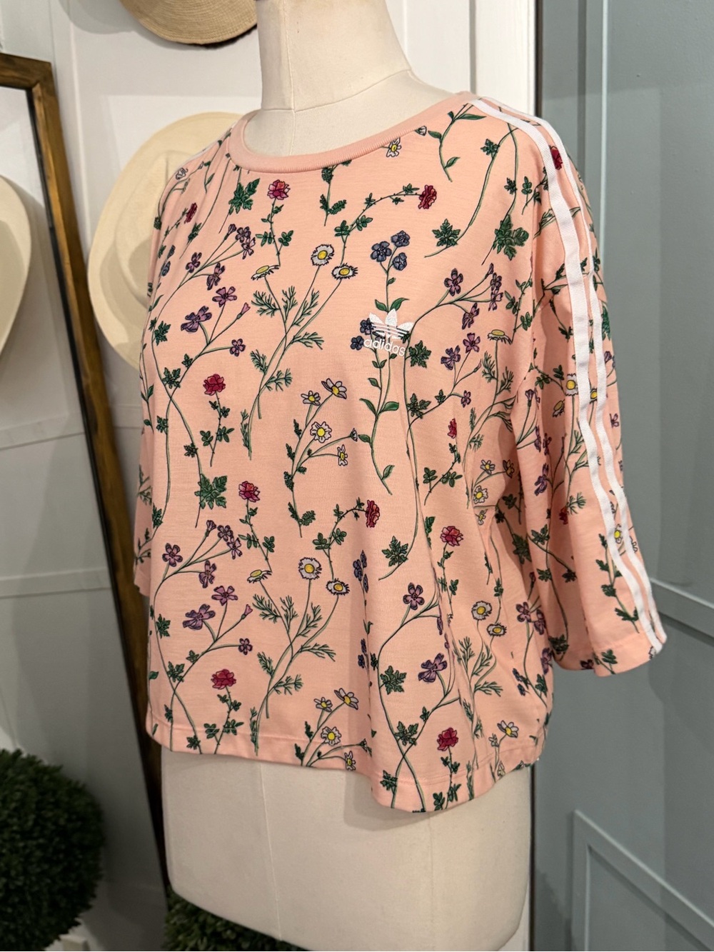 Urban Outfitters Adidas Originals Floral Cropped Tee Size Medium - Picture 11 of 12
